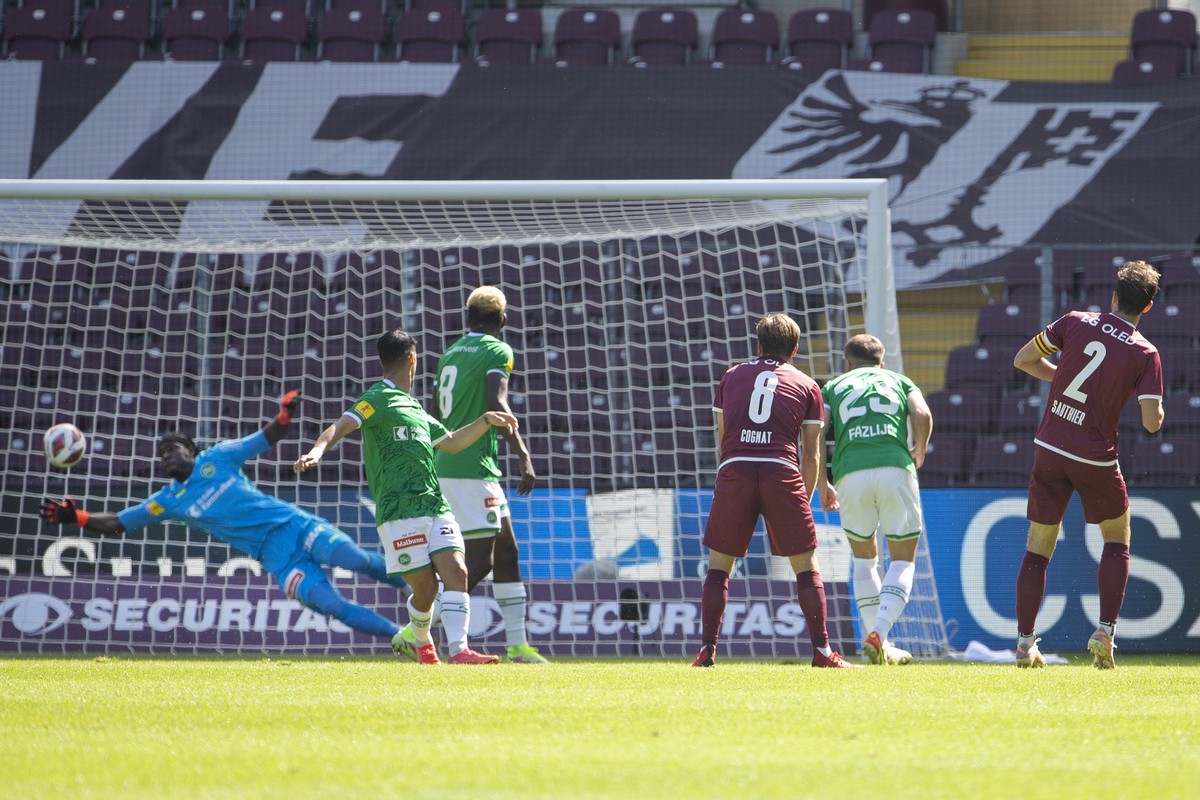 Servette's defender Anthony Sauthier, right, scores the 2:0 against St Gallen's goalkeeper Lawrence Ati Zigi, left, during the Super League soccer match of Swiss Championship between Servett ...