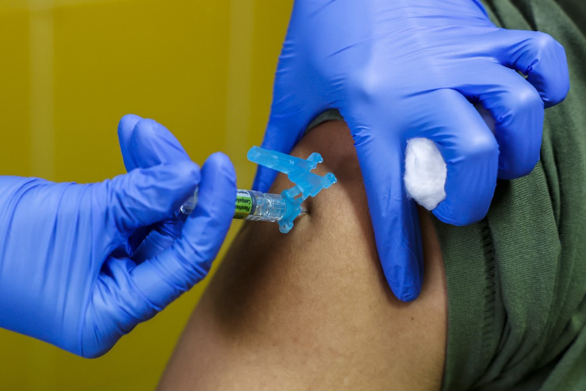 epa12923436 (FILE) - A person gets the flu vaccine administered at a health center in Valencia, Spain, 08 January 2024 (reissued 30 April 2026). WHO's World Immunisation Week is celebrated during ...