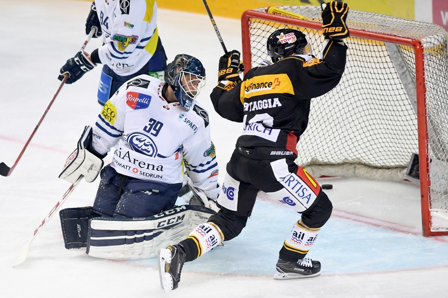 Luganos Alessio Bertaggia, rechts, feiert das 1-1 Goal, neben Ambris Torhueter Sandro Zurkirchen, links, beim Eishockeyspiel der National League A zwischen dem HC Lugano und dem HC Ambri Piotta, in de ...