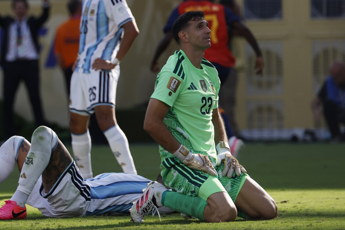 epa13121533 Goalkeeper Emiliano Martinez of Argentina reacts after conceding the first goal in the FIFA World Cup 2026 final match Spain against Argentina, in New Jersey, USA, 19 July 2026. EPA/SHAWN  ...