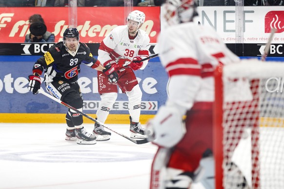 L&#039;attaquant fribourgeois Andrei Bykov, gauche, lutte pour le puck avec le defenseur lausannois Lukas Frick, droite, lors du match du championnat suisse de hockey sur glace de National League entr ...