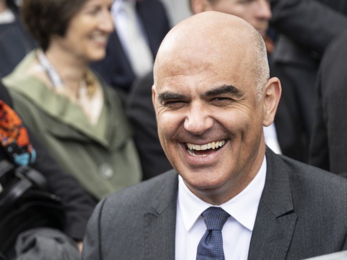 Swiss Federal President Alain Berset, right, and his state guest Mokgweetsi Eric Keabetswe Masisi, President of the Republic of Botswana, who suffered slightly from the chilly Swiss spring temperature ...