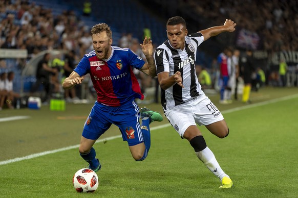 epa06922601 Basel&#039;s Silvan Widmer (L) fights for the ball against PAOK&#039;s Leo Jaba during the UEFA Champions League second qualifying round second leg match between Switzerland&#039;s FC Base ...