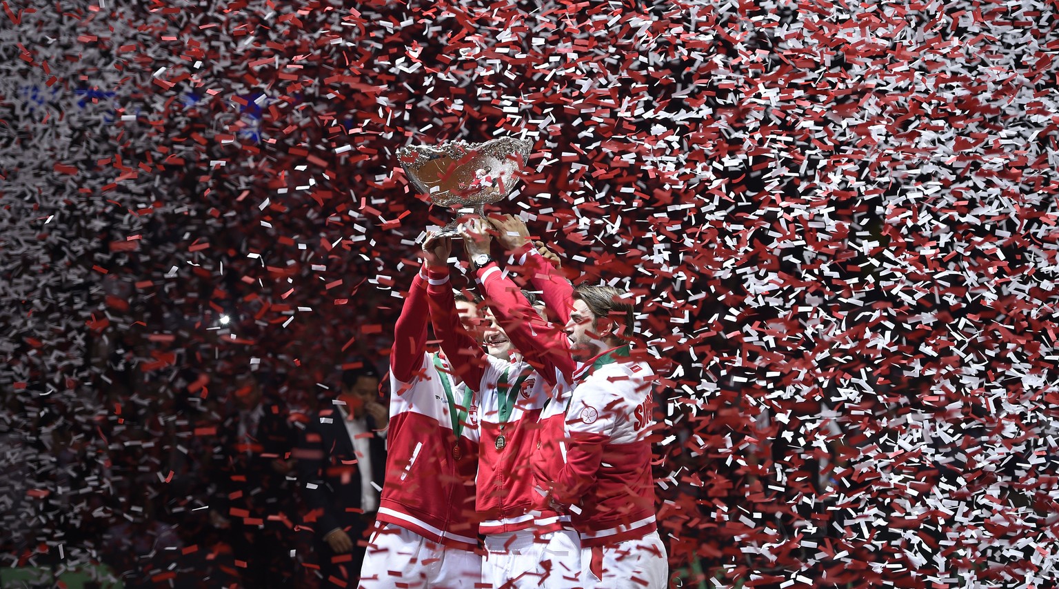 Lille, im November 2014: Rot-Weisse Papierschnipsel und mittendrin das Schweizer Team mit der Trophäe.