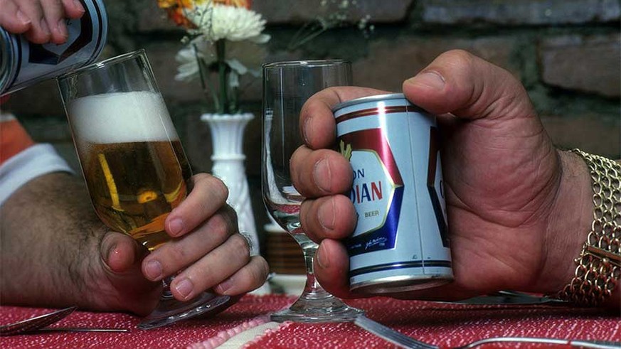 Bier mit Andre the Giant. Ja, das ist eine 33-cl-Dose. http://www.thisisnotporn.net/category/trivia-random-stuff/