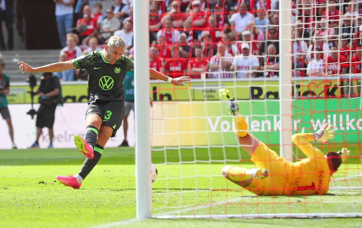 K�ln vs. VfL, 1. BL K�ln, 26.08.2023, FU�BALL - 1. FC K�ln vs. VfL Wolfsburg, 1. BL, Saison 2023/24. Jonas Wind VfL Wolfsburg, Torwart Marvin Schw�be 1.FC K�ln K�ln *** Cologne vs VfL, 1 BL Cologne, 2 ...