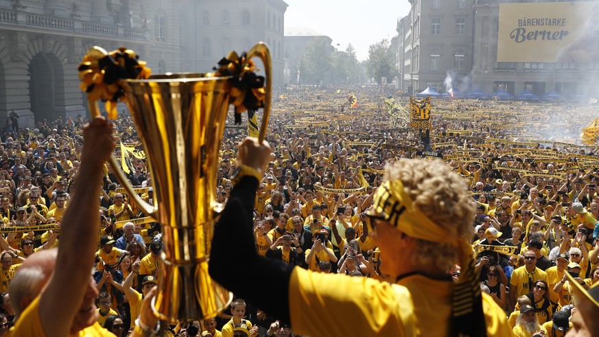 Berns Torhueter Marco Woelfli, rechts, und Materialwart Heinz &quot;Hene&quot; Minder halten den Pokal hoch, bei der Meisterfeier der Berner Young Boys, am Sonntag, 20. Mai 2018 auf dem Bundesplatz in ...