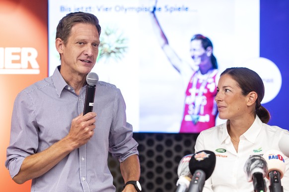 Nicola Spirig, rechts, und ihr Mann Reto Hug, links, sprechen an einer Medienkonferenz am Mittwoch, 10. Juni 2020, in Zuerich. (KEYSTONE/Alexandra Wey)