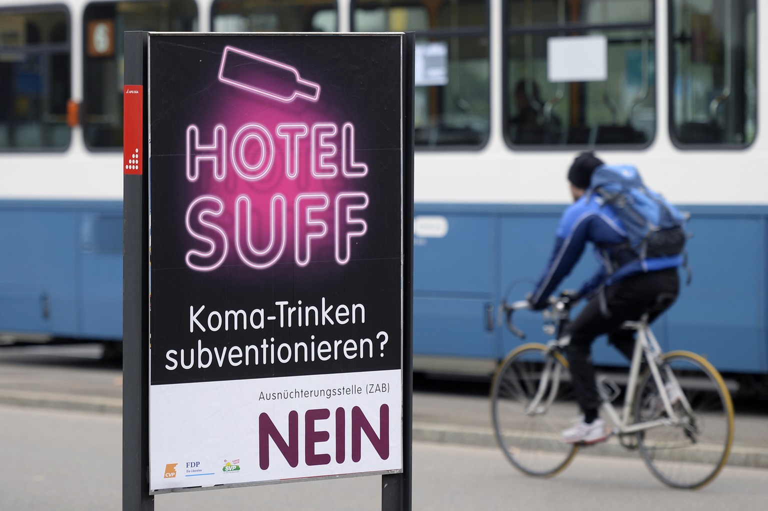 Plakat zu &quot;Hotel Suff&quot;, aufgenommen in Zuerich am Freitag, 14. November 2014. Die Zentrale Ausnuechterungsstelle in der Naehe des Hauptbahnhofes startete vor viereinhalb Jahren als Pilotbetr ...