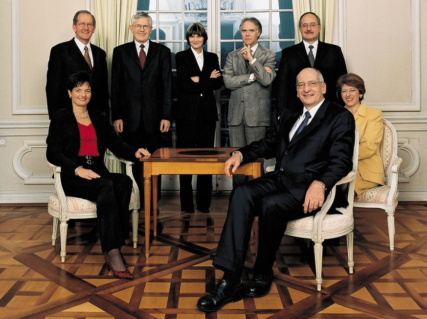 Das offizielle Bundesratsfoto von 2003, aufgenommen am 3. Januar 2003. von links nach rechts, vorne, Ruth Metzler, Bundespraesident Pascal Couchepin, Bundeskanzlerin Annemarie Huber-Hotz, hinten, Jose ...