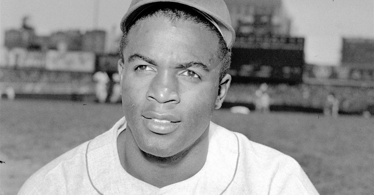 Jackie Robinson macht sein erstes Spiel in der MLB und verändert den US-Sport für immer