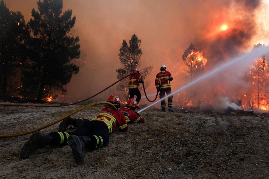 epa06093495 Firemen fight a forest fire at Abrunhosa-a-Velha and Torre de Tavares village in Mangualde district, central Portugal, 17 July 2017. EPA/NUNO ANDRÉ FERREIRA
