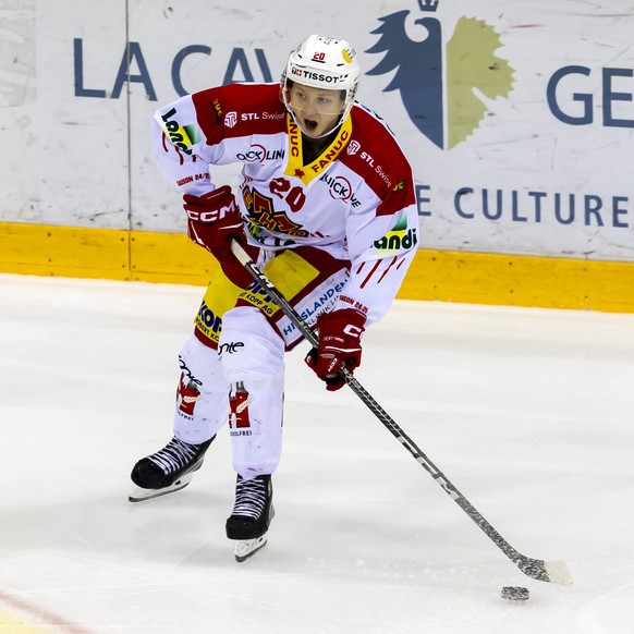 Aleksi Heponiemi (EHCB) controls the puck, during a National League regular season game of the Swiss Championship between Geneve-Servette HC, GSHC, and EHC Biel-Bienne, EHCB, at the ice stadium Les Ve ...