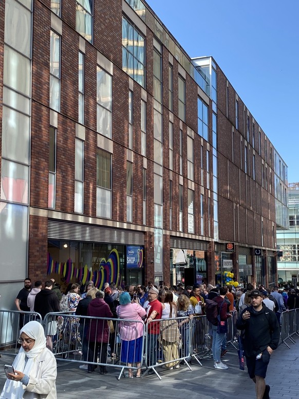 ESC Liverpool 2023, Menschen stehen vor dem Fanshop an.