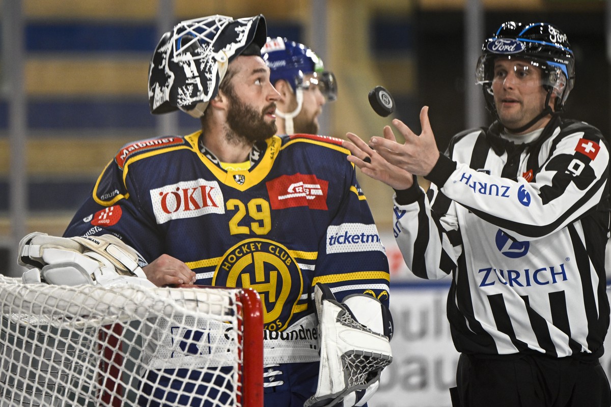 Der Davoser Torhueter Sandro Aeschlimann wirft dem Unparteiischen den Puck zu, im Eishockey-Qualifikationsspiel der National League zwischen dem HC Davos und dem Lausanne HC, am Dienstag, 21. Februar  ...