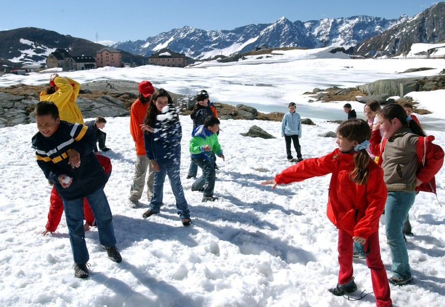 Am ersten Tag, an welchem die Gotthardpassstrasse wieder offen ist, kann diese Klasse aus Breganzona TI auf ihrem Schulausflug eine Schneeballschlacht veranstalten, am Freitag 19. Mai 2006, auf dem Go ...