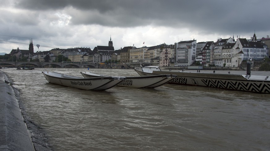Der Rhein in Basel ist wegen des hohen Pegelstands für die Schifffahrt gesperrt.