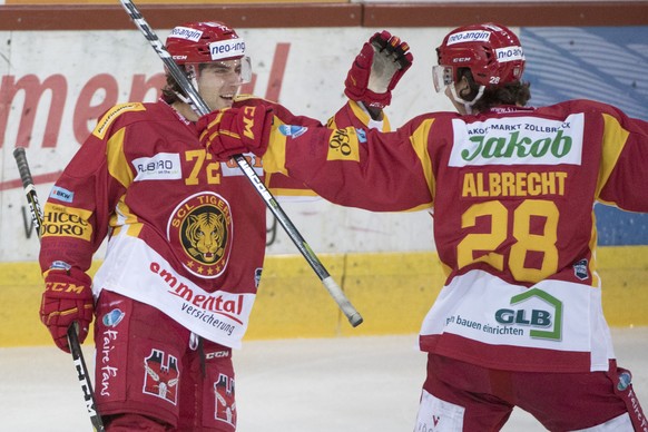 Tigers Samuel Erni, links, und Tigers Yannick-Lennart Albrecht, Torschuetze zum 1-0, rechts, jubeln waehrend dem Eishockey Meisterschaftsspiel der National League zwischen den SCL Tigers und dem HC Am ...