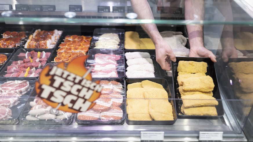 ZUR COOP FILIALE IM EINKAUFSZENTRUM SEEWEN MARKT STELLEN WIR IHNEN HEUTE FOLGENDES BILDMATERIAL ZUR VERFUEGUNG --- The meat counter in a branch of retailer Coop at the shopping center Seewen Markt in  ...