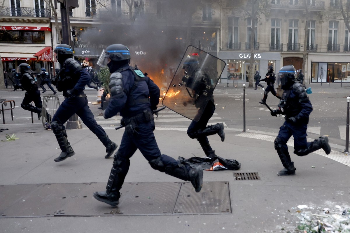 epa13311753 French police intervene during clashes with protesters at a demonstration against rising living costs and cuts to public services in Paris, France, 17 October 2026. The nationwide mobiliza ...