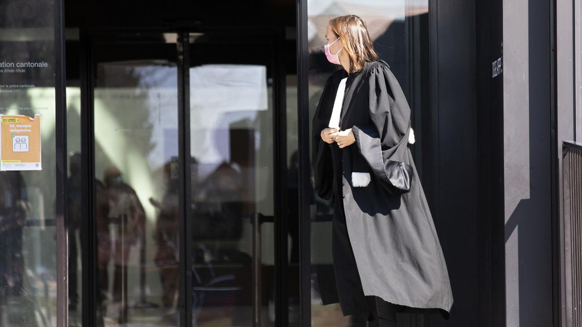 Odile Pelet, avocate du policier, est devant le tribunal cantonal vaudois lors du premier jour du proces du caporal de police juge pour meurtre, ce mardi 23 mars 2021 a Renens. Le proces du policier q ...