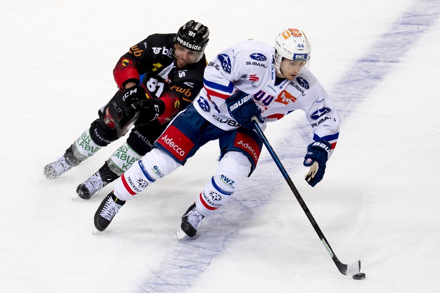 Berns Thomas Ruefenacht, links, und Zuerichs Pius Suter, rechts, kaempfen um den Puck, beim Eishockey Meisterschaftsspiel der National League zwischen dem SC Bern und den ZSC Lions, in der Postfinance ...