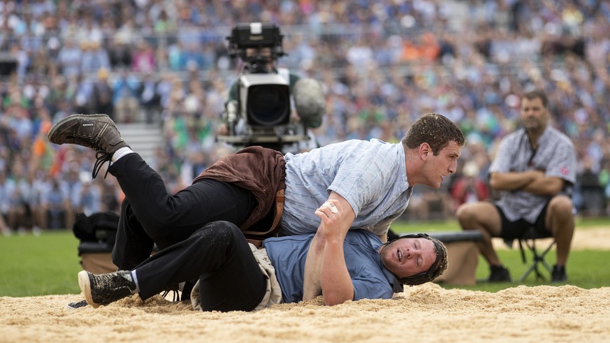 Armon Orlik, oben, schwingt mit Matthias Glarner im 1. Gang am Eidgenoessischen Schwing- und Aelplerfest (ESAF) in Zug, am Samstag, 24. August 2019. (KEYSTONE/Alexandra Wey)