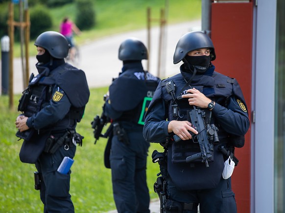 dpatopbilder - Beamte der Bereitschaftspolizei stehen vor einer Mehrzweckhalle, in der am Nachmittag eine Pressekonferenz zum Stand der Ermittlungen stattfinden soll. Ein Großaufgebot der Polizei such ...