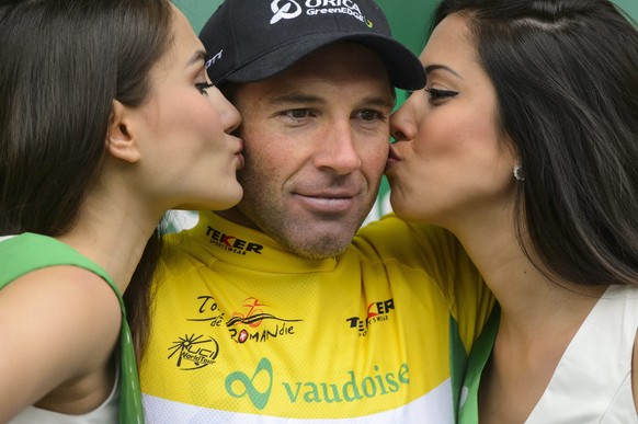 epa04728797 Switzerland&#039;s Michael Albasini of team OricaGreenedge retains the overall leader&#039;s yellow jersey after the fourth stage, a 169.8 km race between La Neuveville and Fribourg at the ...
