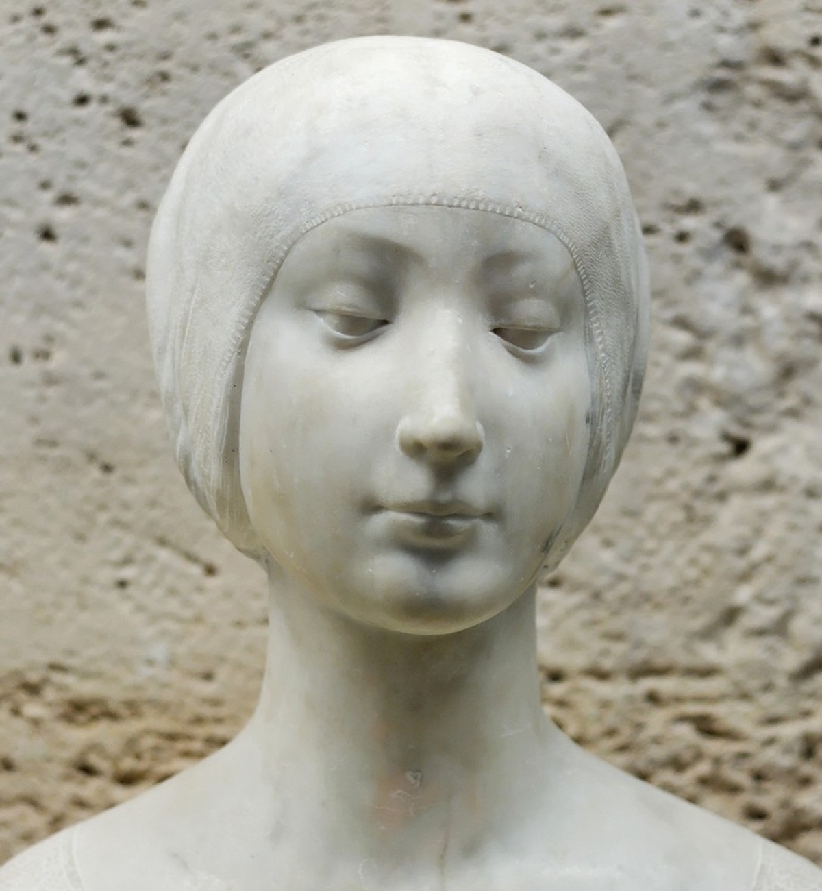 Frauenbüste, die als posthumes Porträt von Eleonore von Aragon gilt, von Francesco Laurana, um 1471.
https://commons.wikimedia.org/wiki/File:Princess_Laurana_Louvre_MR2597.jpg?uselang=de