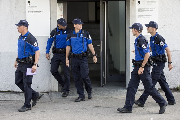 Polizisten vor dem Strafgericht des Broyebezirks in Fribourg, wo der Prozess gegen den Polizisten stattfand.