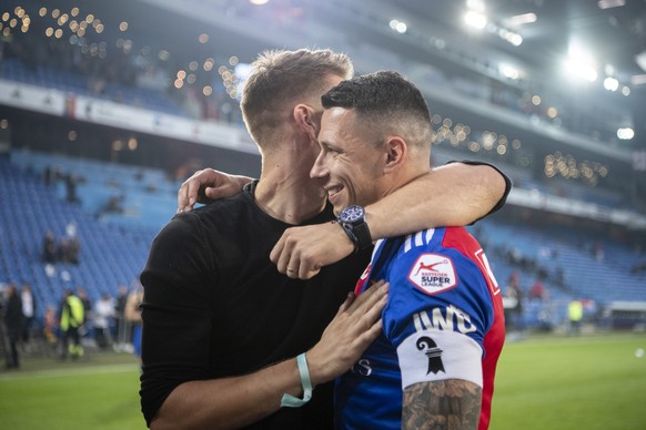 Tomas Vaclik, links, freut sich mit Basels Marek Suchy, rechts, im Fussball Meisterschaftsspiel der Super League zwischen dem FC Basel 1893 und Neuchatel Xamax FCS im Stadion St. Jakob-Park in Basel, ...
