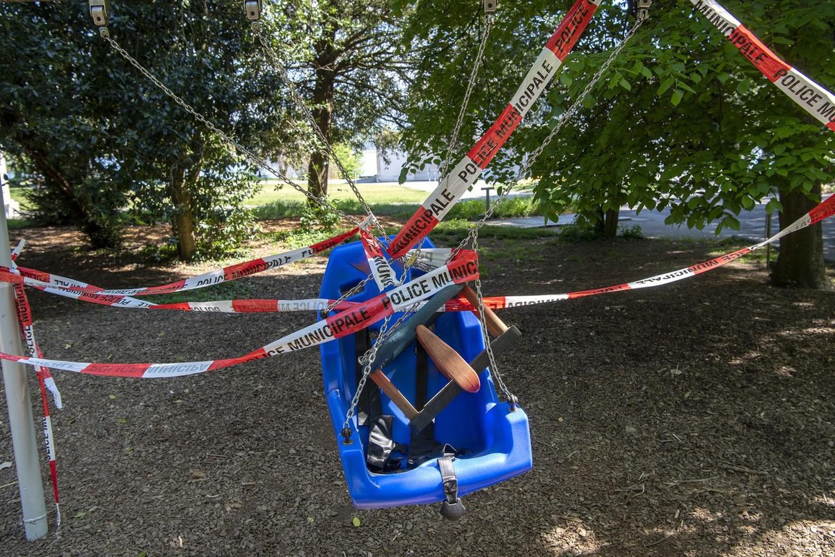 Une banderole de la police Municipale interdit l'acces a une balanoire sur une place de jeux, photographie ce jeudi 23 avril 2020 a Geneve. La police municipale par ordre sanitaire a ferme l ...