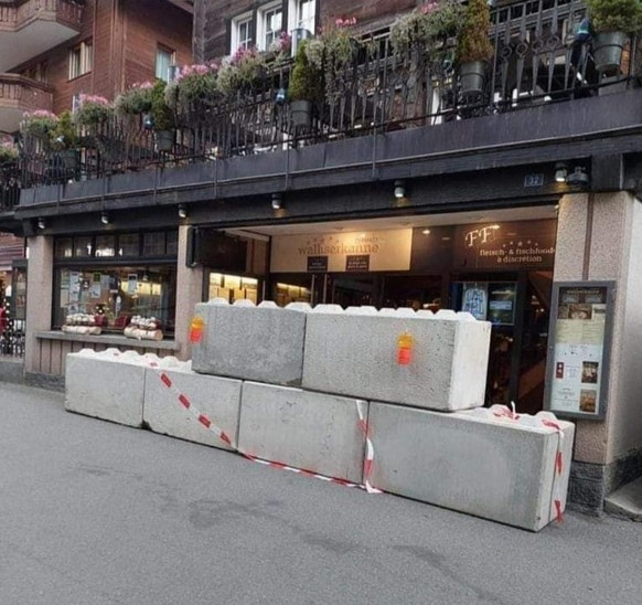 Das Restaurant «Walliserkanne» in Zermatt wurde polizeilich geschlossen und mit Betonblöcken verbarrikadiert.