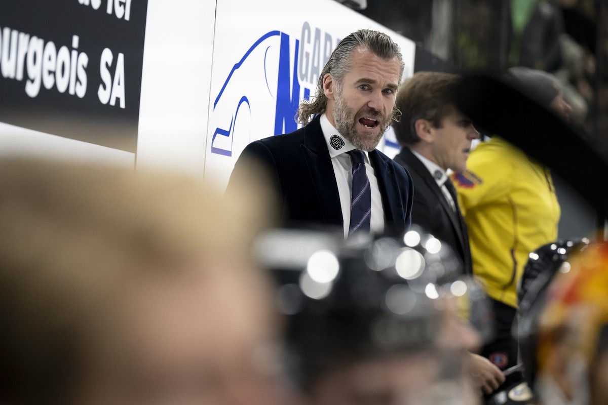 Gotterons Chefrainer und Sportdirektor Christian Dube spricht mit seinem Spieler, beim Eishockey Meisterschaftsspiel der National League A zwischen den HC Fribourg Gotteron und dem HC Ambra Piotta, am ...