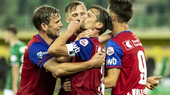 Jubel bei Basels Valentin Stocker, Mitte, im Fussball Meisterschaftsspiel der Super League zwischen dem FC St. Gallen und dem FC Basel, am Mittwoch, 22. Juli 2020, im Kybunpark in St. Gallen. (KEYSTON ...