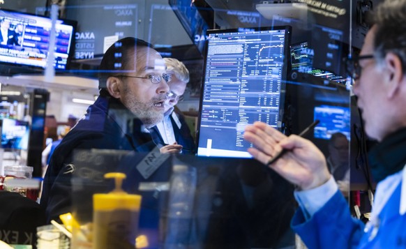 epa09762945 Traders work on the floor of the New York Stock Exchange in New York, New York, USA, on 16 February 2022. EPA/JUSTIN LANE