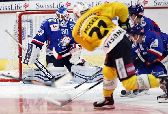 SC Bern Stuermer Simon Moser, vorne, gegen ZSC Lions Torhueter Lukas Flueeler waehrend dem Eishockey-Meisterschaftsspiel der National League A zwischen den ZSC Lions und dem SC Bern am Montag, 24. Okt ...