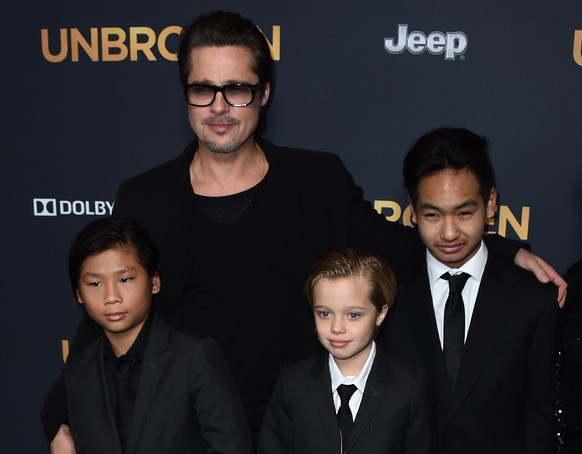 Brad Pitt mit seinen Kindern Pax Thien Jolie-Pitt, Shiloh Nouvel Jolie-Pitt und Maddox Jolie-Pitt an der «Unbroken»-Premiere.&nbsp;