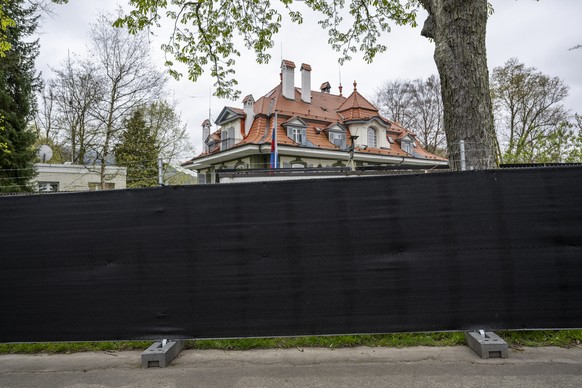 Blick auf die Russische Botschaft, am Donnerstag, 20. April 2023, in Bern. Die Botschaft wurde rundum mit einem schwarzen Sichtschutz ausgestattet. (KEYSTONE/Peter Schneider)