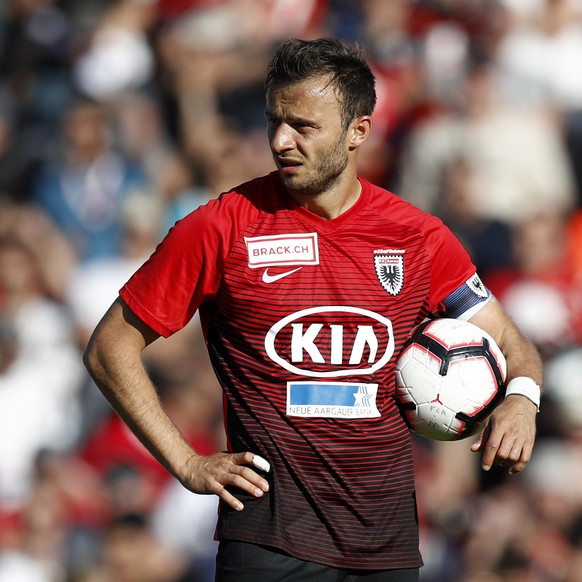Aaraus Elsad Zverotic vor seinem Penalty im Penaltyschiessen, im Barrage Rueckspiel zwischen dem FC Aarau und Neuchatel Xamax FCS, am Sonntag 2. Juni 2019, im Stadion Bruegglifeld in Aarau. (KEYSTONE/ ...