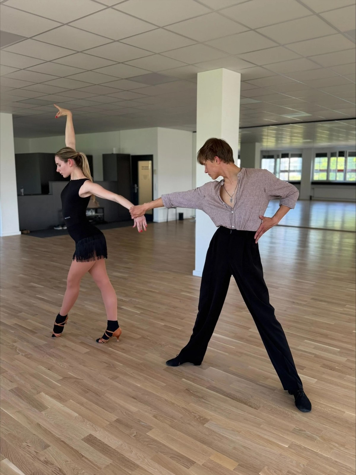 La guerre et l’exil ont à plusieurs reprises freiné la carrière de danseur d’Illia Zakharov. À Vordemwald, le jeune homme de 19 ans se construit une nouvelle vie en Suisse et cherche du soutien pour p ...