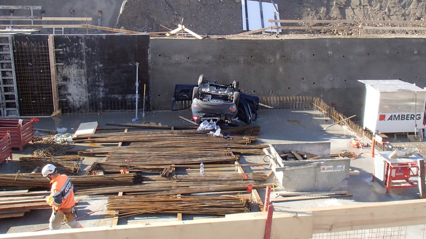 Unfall Ein 90-jähriger Autolenker hat in Muri AG am 15.12.2017 eine Baustellenabschrankung durchbrochen. Das Auto, in dem auch die 81-jährige Ehefrau sass, landete in einer Baugrube auf dem Dach.