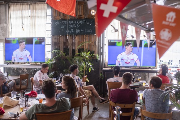 Gaeste verfolgen das Europameisterschaft Fussballspiel Wales gegen die Schweiz im Restaurant Spritzwerk, aufgenommen am Samstag, 12. Juni 2021 in Zuerich. (KEYSTONE/Ennio Leanza)..