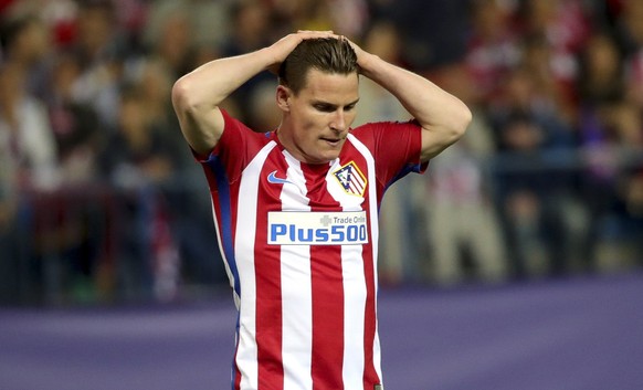 epa05955931 Atletico Madrid&#039;s Kevin Gameiro reacts during the UEFA Champions League semifinal second leg match between Atletico Madrid and Real Madrid at the Vicente Calderon stadium, in Madrid,  ...