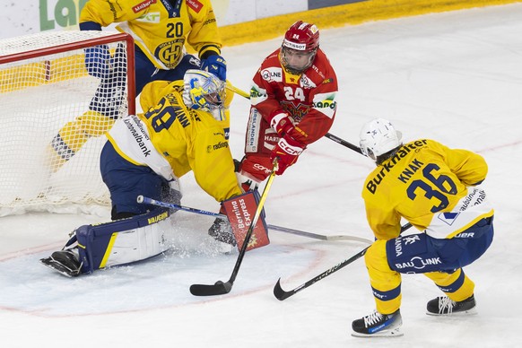 Lias Andersson (EHCB), Mitte, erzielt das Tor zum 1-1 gegen Torhueter Sandro Aeschlimann (HCD) im Eishockey Meisterschaftsspiel der National League zwischen dem EHC Biel und dem HC Davos, am Donnersta ...