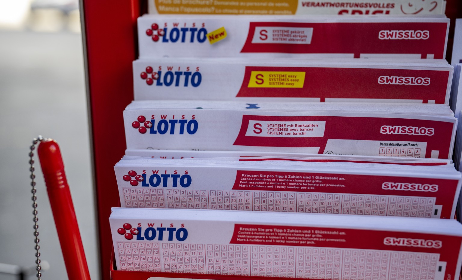 Lottoscheine von Swiss Lotto von Swisslos am Lottostand im Dorfzentrum von Stans am Dienstag, 13. Februar 2024. In der Ausgabe des Swiss Lotto vom Mittwoch, 14. Februar 2024 sind gute 48 Millionen Sch ...