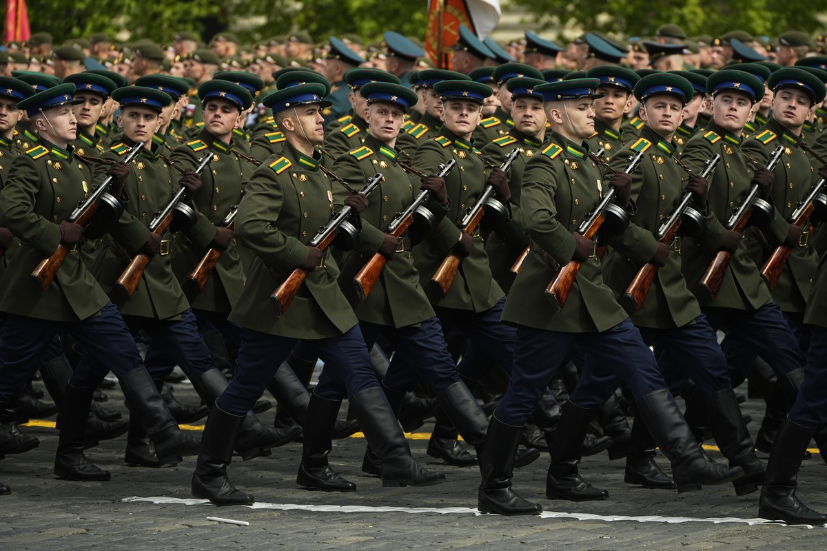 epa12086365 Russian servicemen march along Red Square during the Victory Day military parade in Moscow, Russia, 09 May 2025. Russia marks the 80th anniversary of the victory in World War II over Nazi  ...