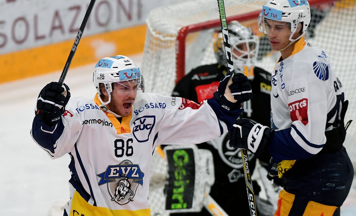 Zug's player Erik Thorell, left, celebrates the 0-2 goal, during the preliminary round game of National League Swiss Championship between HC Lugano and EV Zug, at the Corner Arena stadium in Luga ...