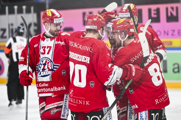 Rapperswil bejubelt das 1-0 durch Gian-Marco Wetter, Mitte, im Eishockeyspiel der National League zwischen den Rapperswil-Jona Lakers und dem EV Zug, am Samstag, 3. Februar 2024, in der St. Galler Kan ...